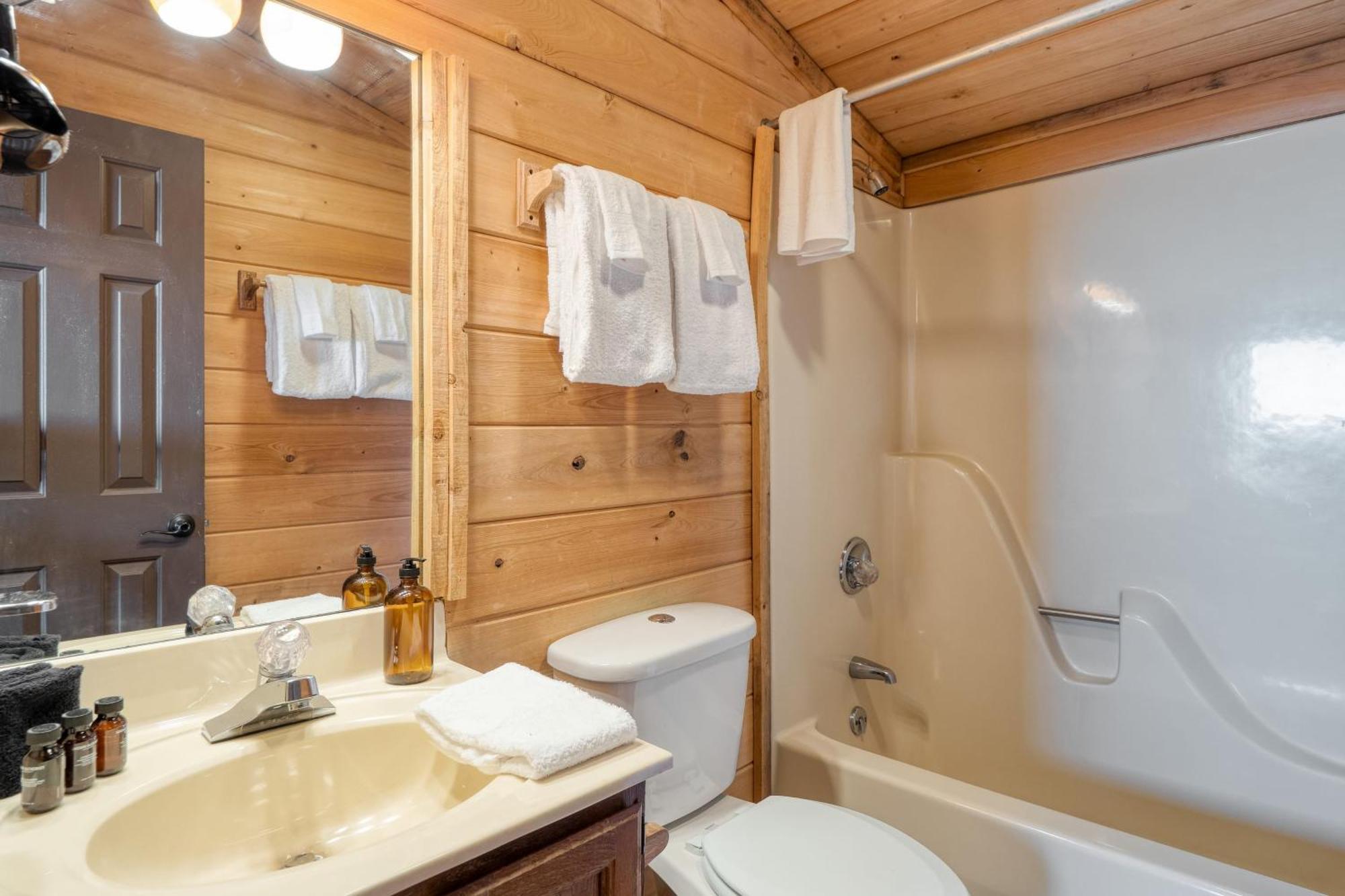 Fontana By Avantstay Gorgeous Mountain Cabin W Views Hot Tub Game Room Gatlinburg Eksteriør billede
