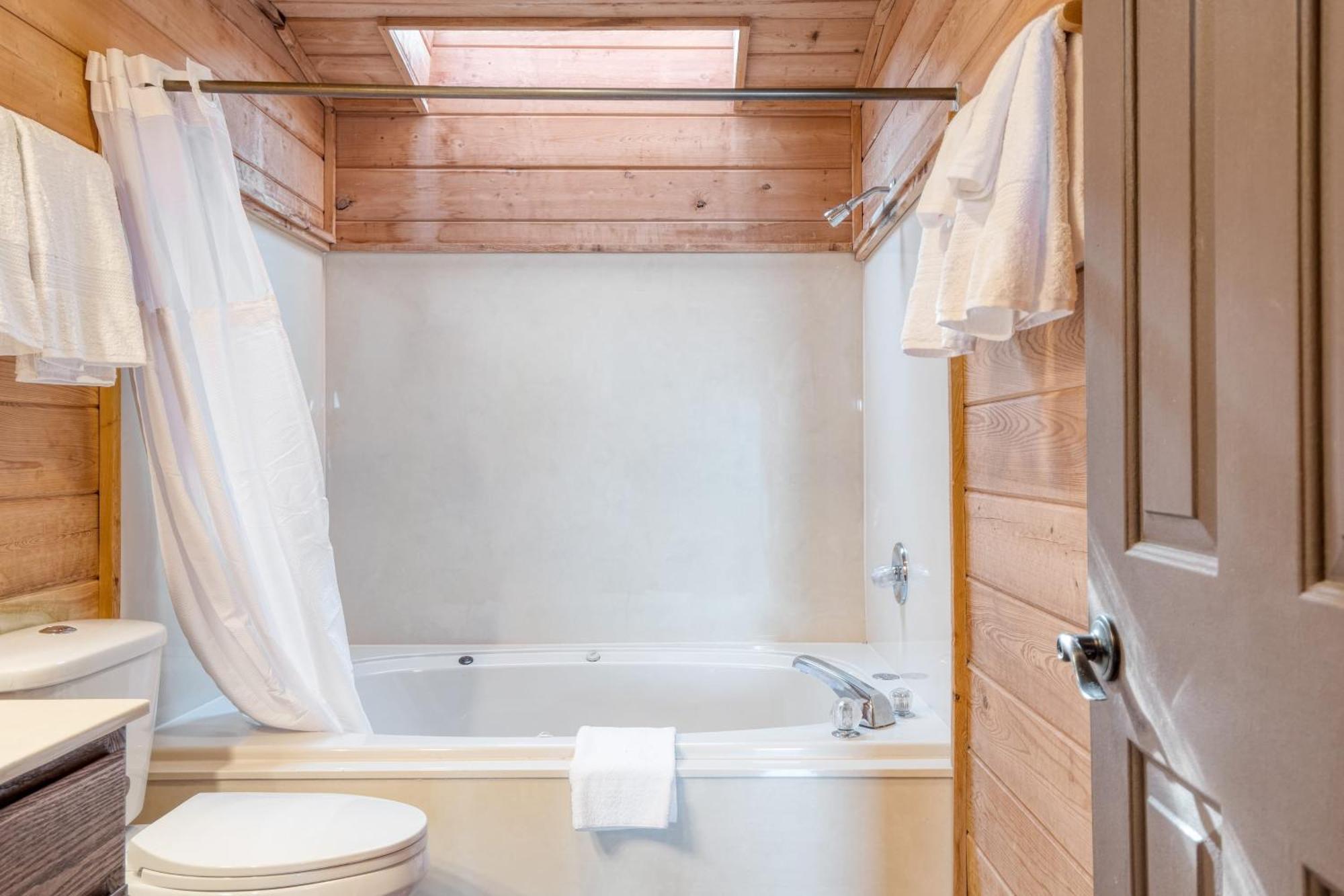 Fontana By Avantstay Gorgeous Mountain Cabin W Views Hot Tub Game Room Gatlinburg Eksteriør billede
